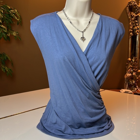 💙ANN TAYLOR BLUE WRAP FRONT V NECK RUCHED SIDE TOP SIZE EXTRA SMALL💙 - Picture 3 of 12